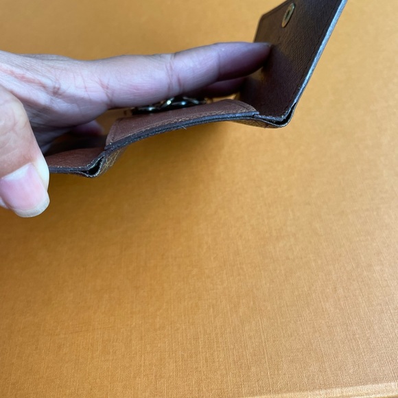 Authentic Louis Vuitton 4 Key Holder - Picture 7 of 13